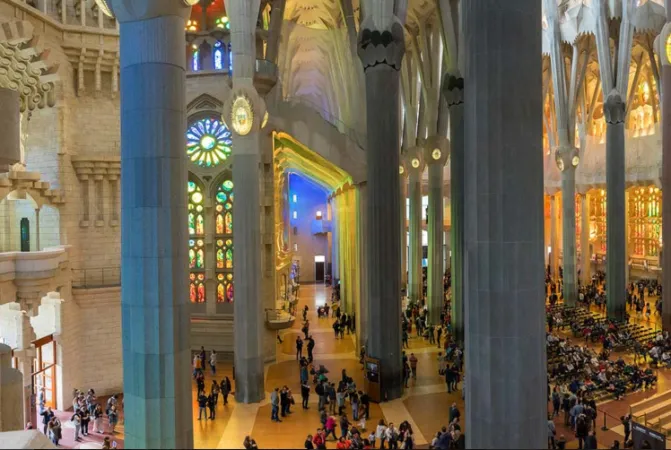 L'interno della Sagrada Familia |  | http://www.sagradafamilia.org/