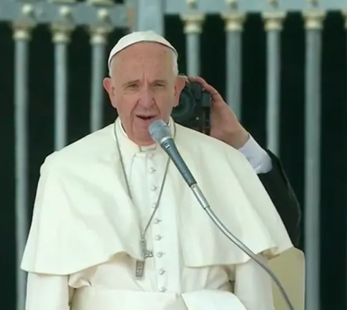 Papa Francesco all'udienza generale | Papa Francesco durante l'udienza generale del 9 aprile 2016 | CTV