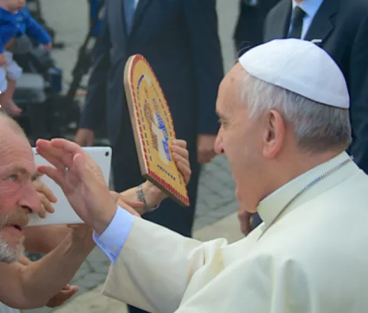 Il Papa e un fedele  |  | FRATELLO