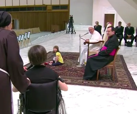 Papa Francesco in Aula Paolo VI | Papa Francesco risponde alle domande durante l'incontro al Convegno sui disabili, Aula Paolo VI, 11 giugno 2016 | CTV