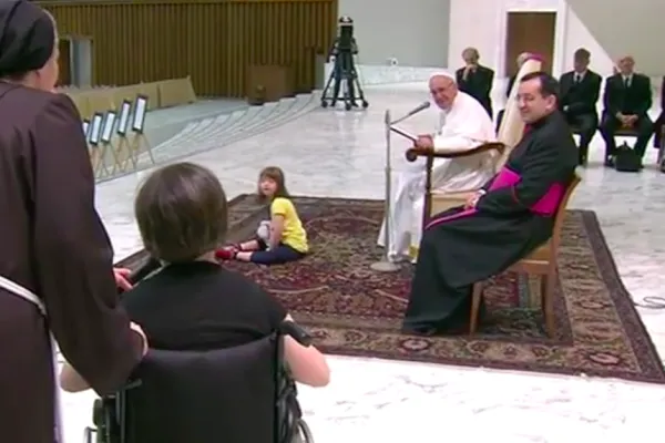 Papa Francesco risponde alle domande durante l'incontro al Convegno sui disabili, Aula Paolo VI, 11 giugno 2016 / CTV