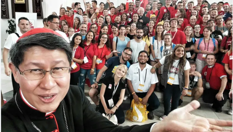 Cardinale Luis Antonio Tagle | Selfie del Cardinale Luis Antonio Tagle e i giovani a Caritas Youth  | Caritas Internationalis