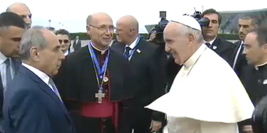 Papa Francesco accolto dal vice Primo Ministro di Azerbaijan e da don Vladimir Fekete | CTV