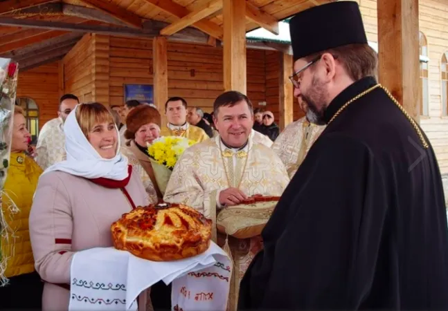 L'arcivescovo maggiore Shevchuk incontra la popolazione nella zona grigia  | http://ugcc.tv/ua/media/77936.html