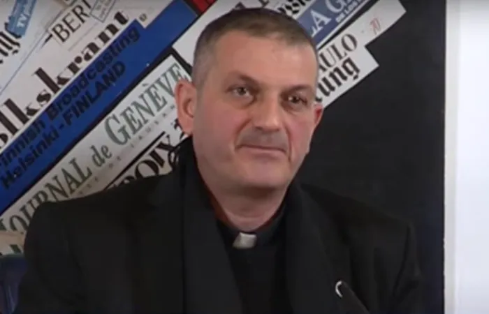 Padre Jacques Mourad | Padre Jacques Mourad, monaco del monastero di Mar Mousa, in una delle conferenze stampa che ha tenuto in Europa dopo essere fuggito dalla prigionia | Screenshot TV2000 