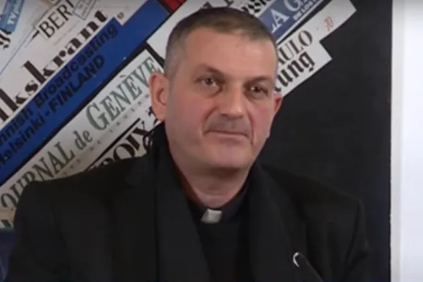 Padre Jacques Mourad, monaco del monastero di Mar Mousa, in una delle conferenze stampa che ha tenuto in Europa dopo essere fuggito dalla prigionia / Screenshot TV2000 