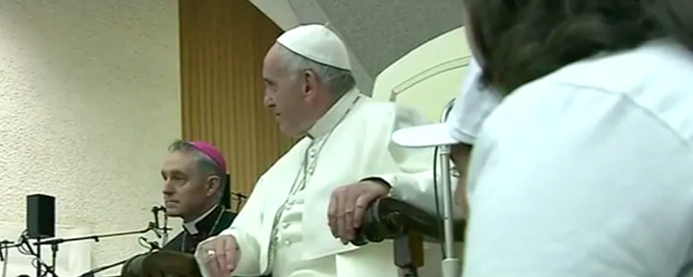 Papa Francesco e il Bambino Gesù | Papa Francesco durante l'incontro con il Bambino Gesù, Aula Paolo VI, 15 dicembre 2016 | CTV