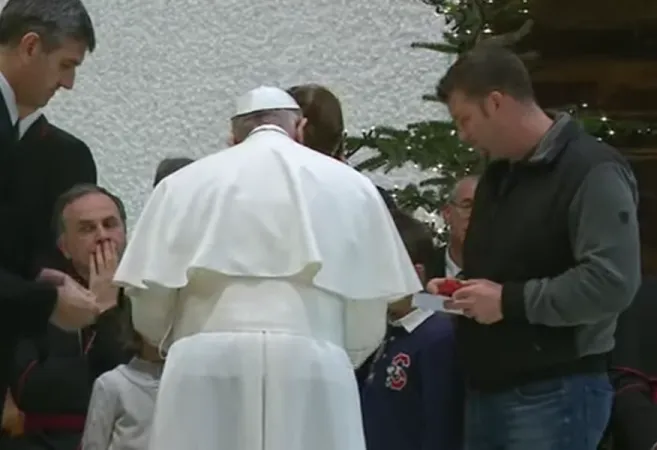 Il Papa abbraccia una famiglia terremotata |  | CTV