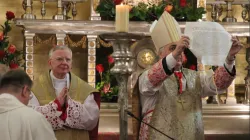 L'arcivescovo Pennacchio, nunzio apostolico in Polonia, mostra la bolla: l'arcivescovo Jedraszewski entra nella sede di Cracovia, 28 gennaio 2017 / Flickr Episkopat News 