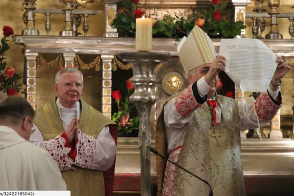 L'arcivescovo Pennacchio, nunzio apostolico in Polonia, mostra la bolla: l'arcivescovo Jedraszewski entra nella sede di Cracovia, 28 gennaio 2017 / Flickr Episkopat News 