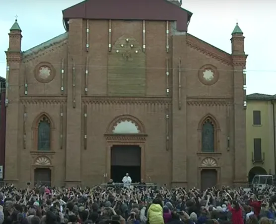 Papa Francesco a Mirandola | Papa Francesco parla alla popolazione davanti al Duomo di Mirandola | CTV