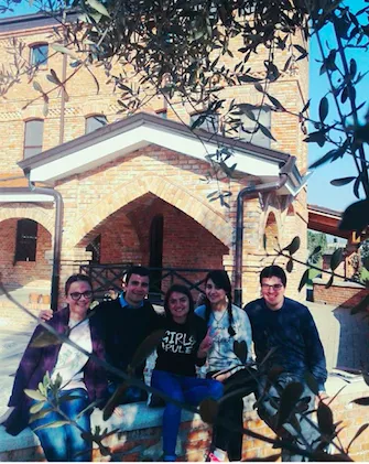 Cattolici albanesi | Un gruppo di giovani albanesi di fronte al convento dove è stata educata Jona | J 