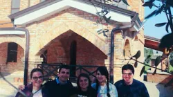 Un gruppo di giovani albanesi di fronte al convento dove è stata educata Jona / J 