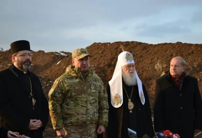 Arcivescovo Maggiore Sviatoslav Shevchuk | L'arcivescovo maggiore Shevchuk durante una visita sulle zone del conflitto in Ucraina | http://ugcc.tv/ua/media/77936.html