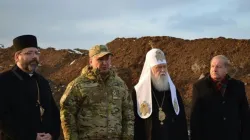 L'arcivescovo maggiore Shevchuk durante una visita sulle zone del conflitto in Ucraina / http://ugcc.tv/ua/media/77936.html