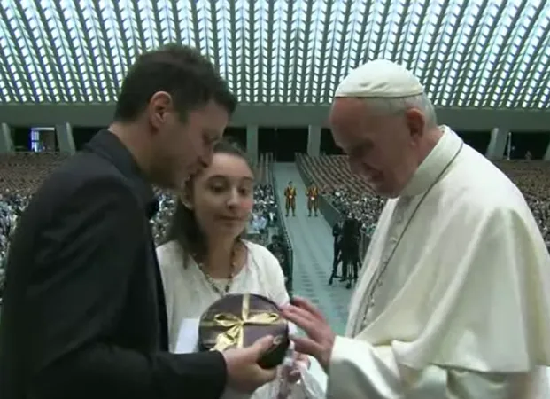 Papa Francesco in Aula Paolo VI | Papa Francesco incontra una giovane malata di Huntington in Aula Paolo VI | CTV