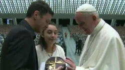Papa Francesco incontra una giovane malata di Huntington in Aula Paolo VI / CTV