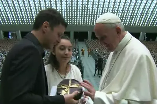Papa Francesco incontra una giovane malata di Huntington in Aula Paolo VI / CTV