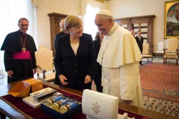 Angel Merkel e Papa Francesco nel loro ultimo incontro, il 17 giugno 2017 | dall'account twitter del portavoce del governo tedesco Steffen Seibert