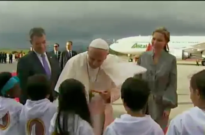 Papa Francesco in Colombia | Papa Francesco, atterrato in Colombia, saluta alcuni bambini che lo accolgono nella base aerea Catam | CTV