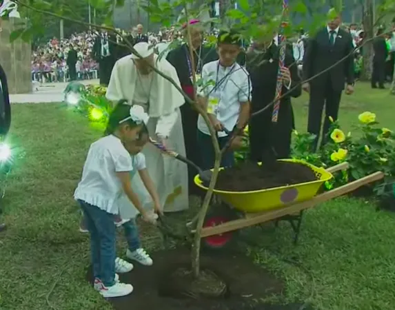 Papa Francesco in Colombia | Papa Francesco pianta l'albero della vita nel Parque de los Fundadores, Villavicencio, 8 settembre 2017 | CTV