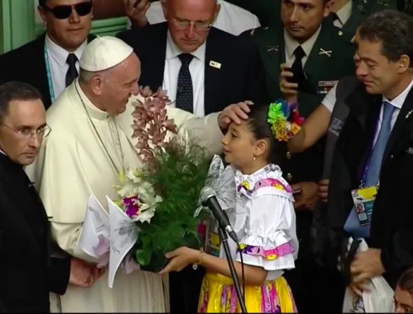 Papa Francesco in Colombia | Papa Francesco, all'Hogar de San José di Medellin, viene accolto da una bambina che gli porge un omaggio floreale, Medellin, 9 settembre 2017 | CTV