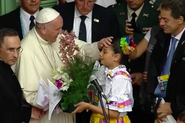 Papa Francesco, all'Hogar de San José di Medellin, viene accolto da una bambina che gli porge un omaggio floreale, Medellin, 9 settembre 2017 / CTV