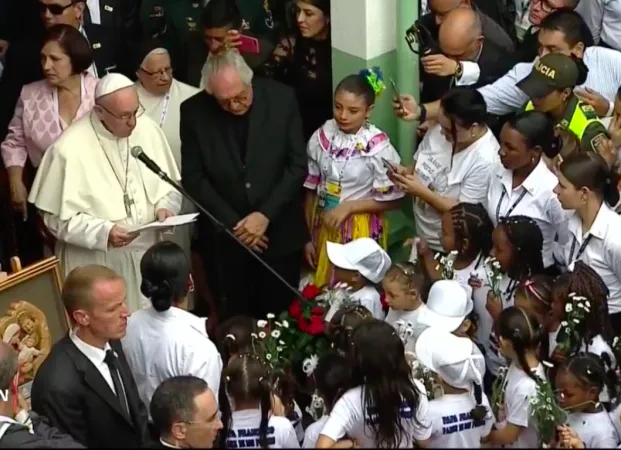 Papa Francesco in Colombia | Papa Francesco parla ai bambini del Hogar de San Josè; a Medellin. Al suo fianco, padre Santamaria, direttore dell'Istituto, Medellin, 9 settembre 2017 | CTV
