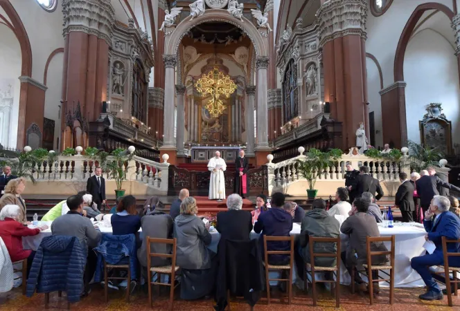 Il Papa pranza con i poveri a San Petronio |  | OR / Aci Group