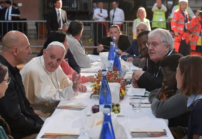 Il Papa pranza con i poveri a San Petronio |  | OR / Aci Group
