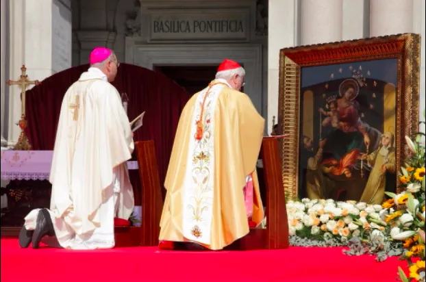 Il Cardinale Bassetti presiede la supplica alla Madonna di Pompei. Al suo fianco, l'arcivescovo prelato di Pompei Tommaso Caputo, Pompei, 1 ottobre 2017 | Santuario della Madonna di Pompei