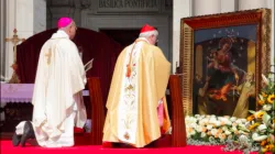 Il Cardinale Bassetti presiede la supplica alla Madonna di Pompei. Al suo fianco, l'arcivescovo prelato di Pompei Tommaso Caputo, Pompei, 1 ottobre 2017 / Santuario della Madonna di Pompei