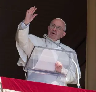 Il Papa saluta dopo l' Angelus |  | OR/ ACI Group