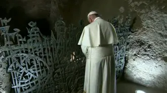 Papa Francesco in preghiera alle Fosse Ardeatine