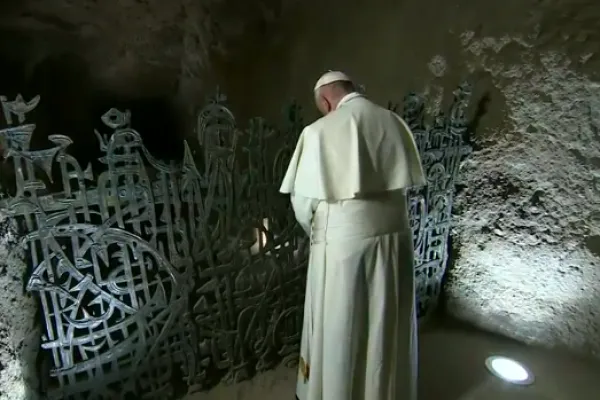 Papa Francesco in preghiera al Sacrario delle Fosse Ardeatine, 2 novembre 2017  / CTV