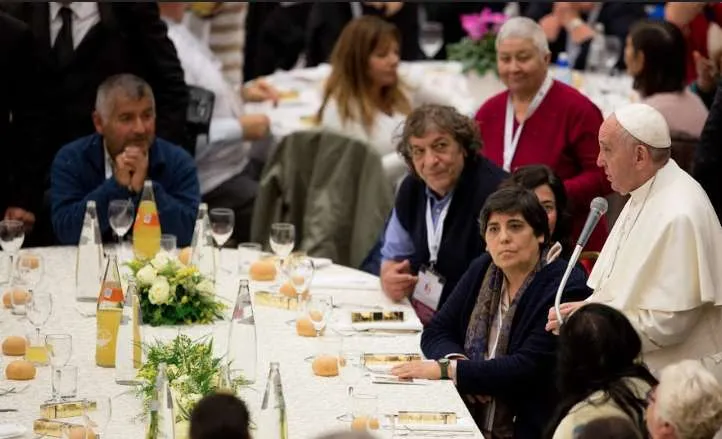Papa Francesco durante un pranzo con i poveri | Vatican Media / ACI Group