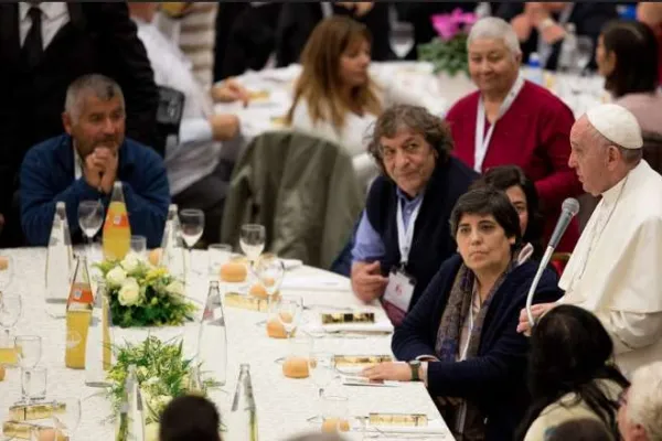 Papa Francesco durante un pranzo con i poveri / Vatican Media / ACI Group