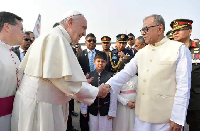 Il Papa arriva a Dacca |  | OR/ ACI Group