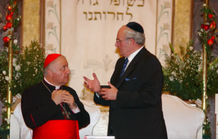 Il rabbino Laras e il Cardinale Dionigi Tettamanzi durante la visita dell'allora arcivescovo di Milano nella Sinagoga della Città, 20 settembre 2003 | Chiesadimilano.it