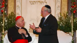 Il rabbino Laras e il Cardinale Dionigi Tettamanzi durante la visita dell'allora arcivescovo di Milano nella Sinagoga della Città, 20 settembre 2003 / Chiesadimilano.it