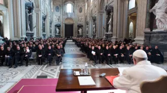 Il Papa confessa i parroci di Roma e indica i compiti per ogni età della vita 