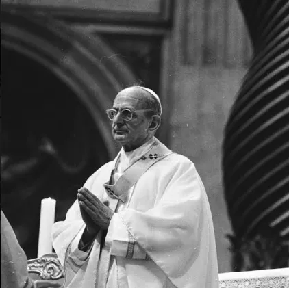 Paolo VI nel suo tipico atteggiamento di preghiera durante la Santa  Messa  |  | Vatican Media / Aci Group