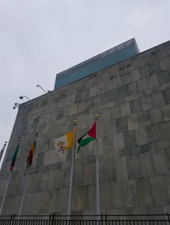 La bandiera della Santa Sede di fronte il Palazzo di Vetro delle Nazioni Unite a New York | Andrea Gagliarducci / ACI Stampa