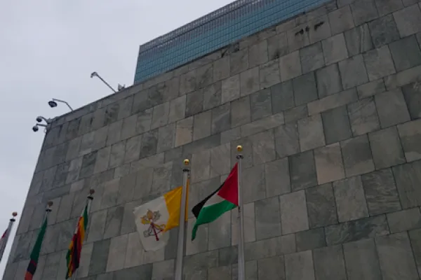 La bandiera della Santa Sede di fronte il Palazzo di Vetro delle Nazioni Unite a New York / Andrea Gagliarducci / ACI Stampa