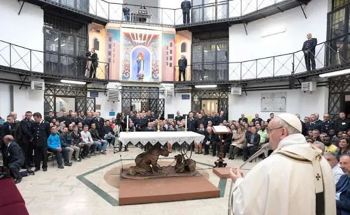 Papa Francesco nel carcere di Regina Coeli nel 2018  |  | Vatican Media / ACI group