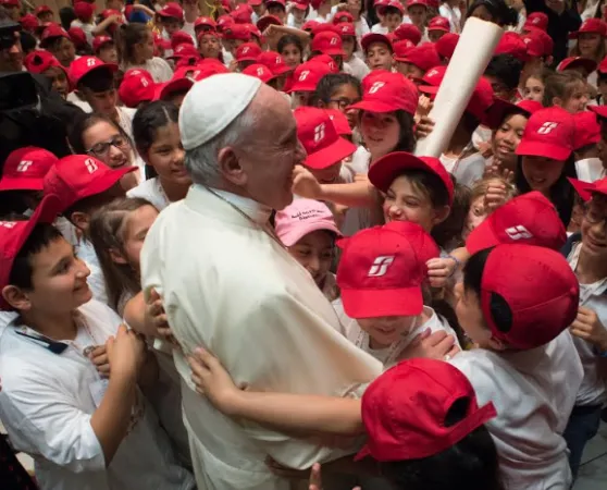 Il Papa con i piccoli del Treno dei Bambini  |  | Vatican Media / Aci Group