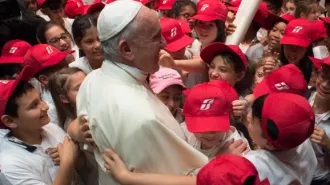 Papa Francesco ai bambini delle periferie: non dimenticate le vostre radici 