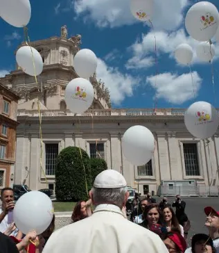 Il Papa con i piccoli del Treno dei Bambini  |  | Vatican Media / Aci Group