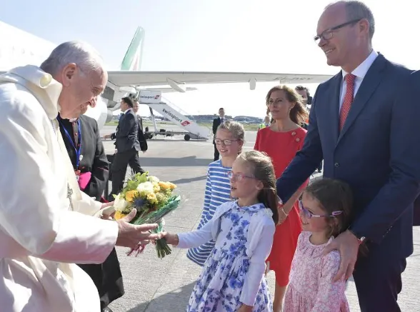 La partenza di Papa Francesco salutato da una famiglia |  | Vatican Media/ Aci Group