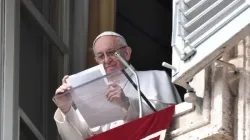 Papa Francesco durante una preghiera dell'Angelus / Vatican Media 